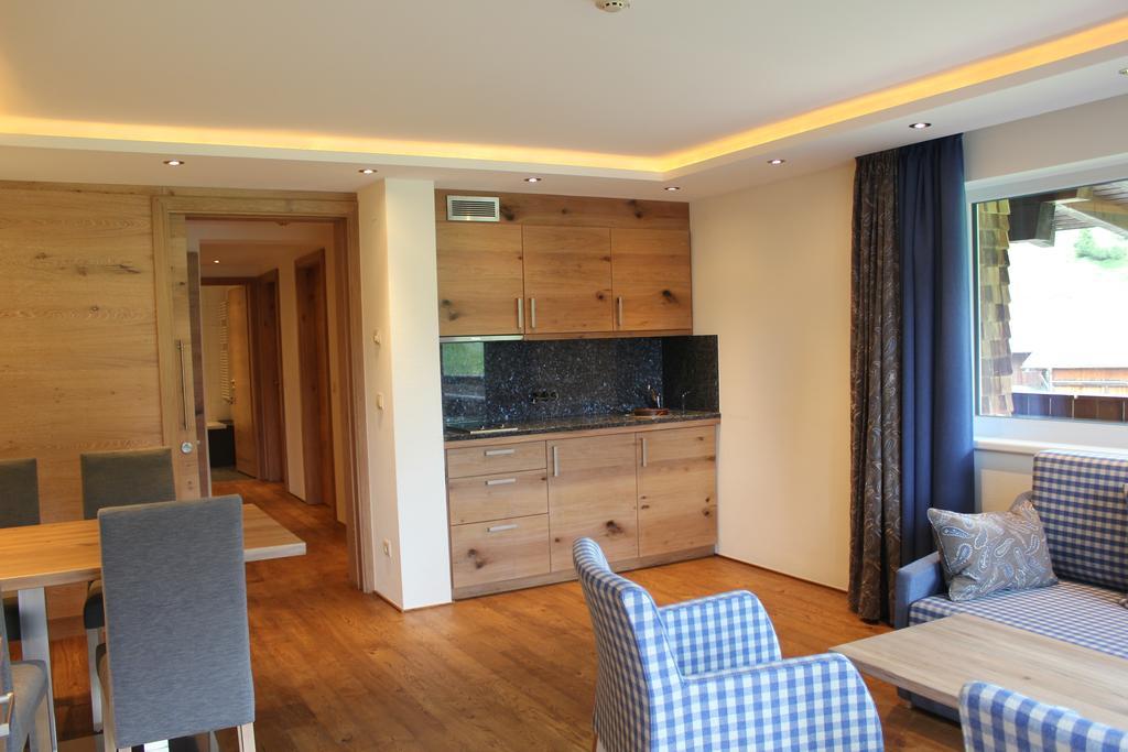 Hotel Garni Laerchenhof Lech am Arlberg Room photo