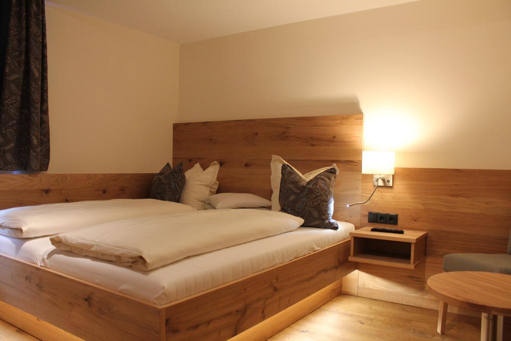 Hotel Garni Laerchenhof Lech am Arlberg Room photo